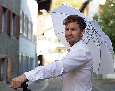 Simon Knoth mit Schirm