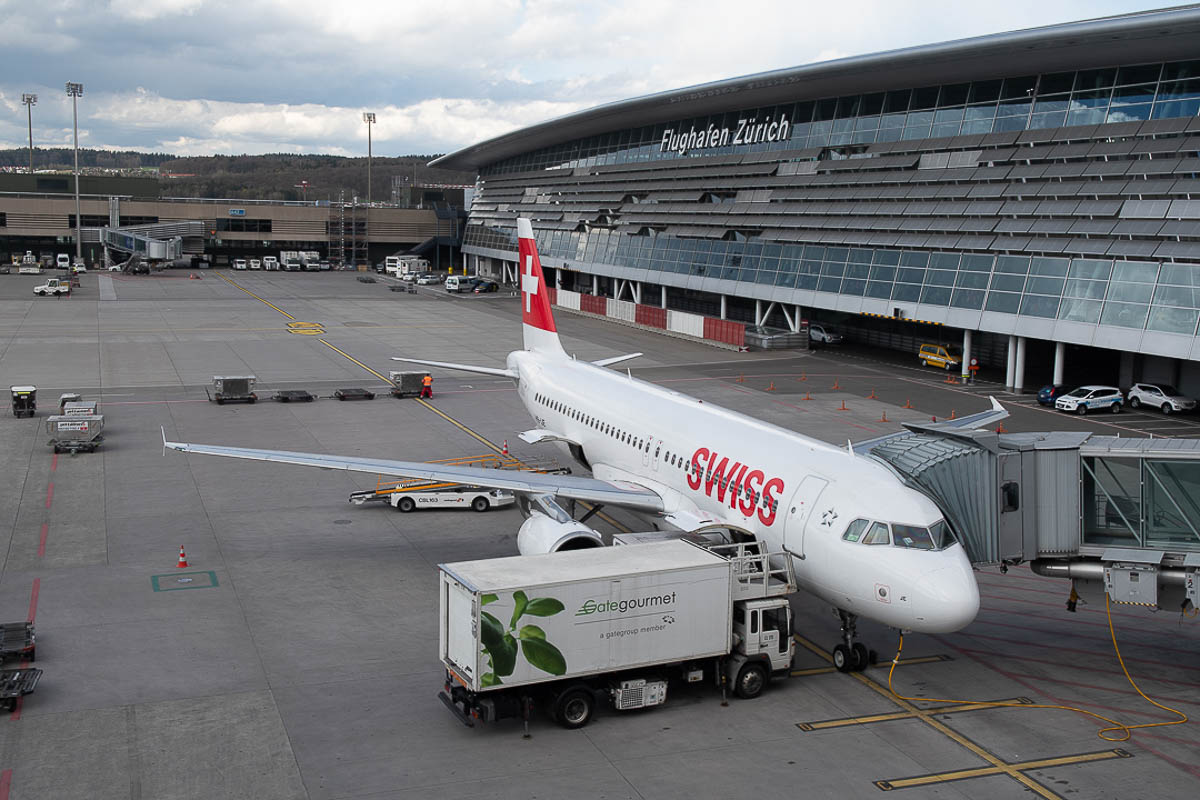 Flughafen Zürich SWISS Flieger auf Vorfeld