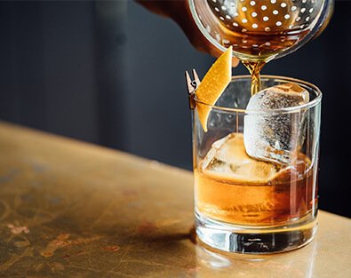Whisky in Glas einschenken