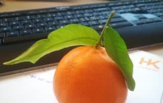 Orange auf Bürotisch